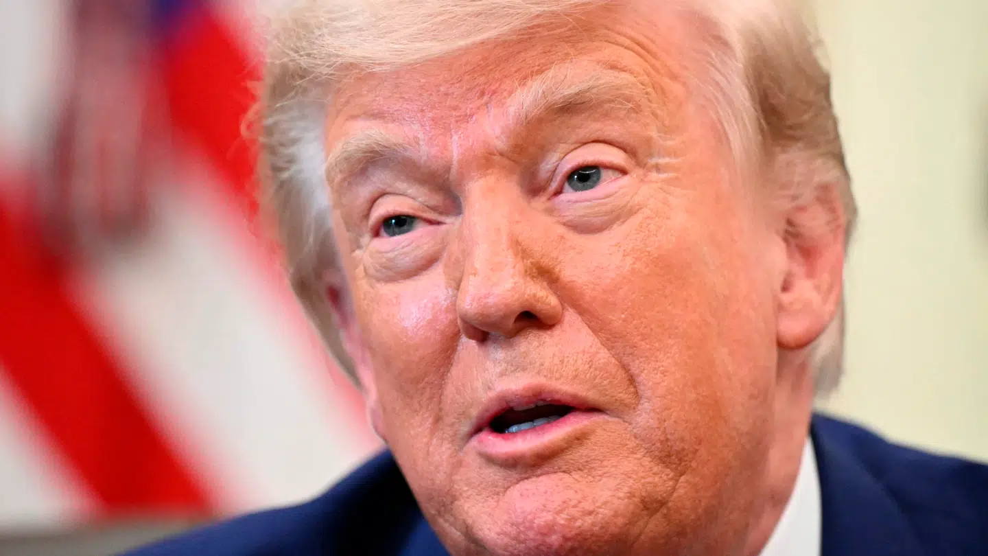 Trump har meldt ud at en aftale mellem Iran og USA skulle være klar inden for 'to-tre timer' søndag.