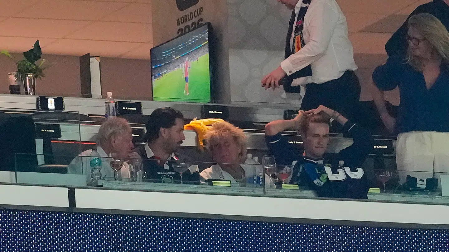 Rod Stewart sad med de langstilkede glas og prøvede ihærdigt at komme sig efter sygdommen.