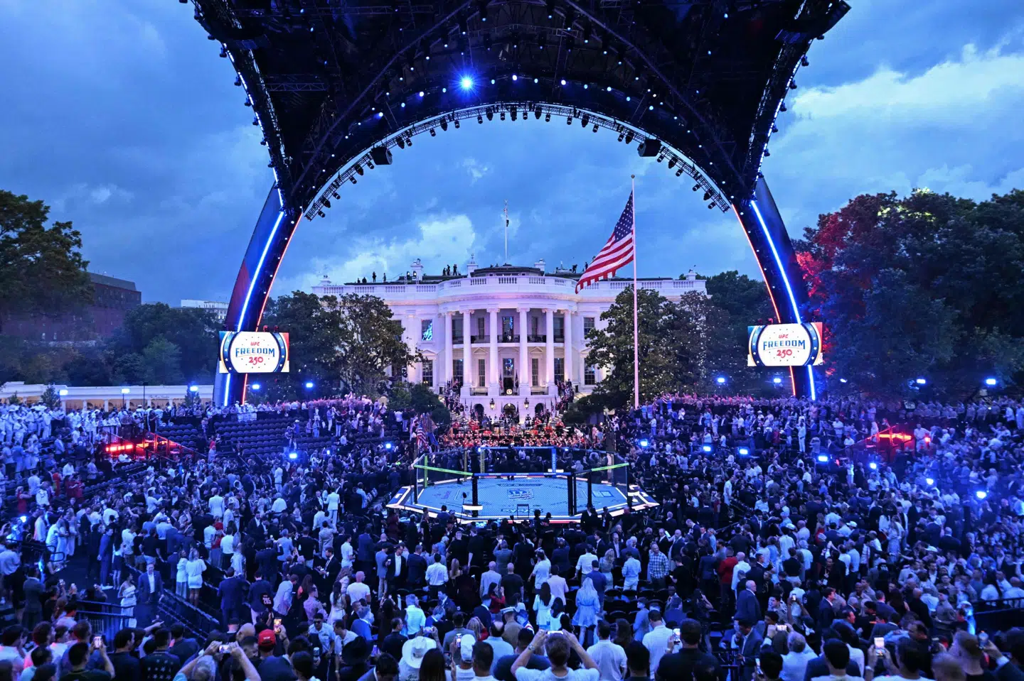 Tusindvis af tilskuere er mødt frem for at følge UFC-stævnet ved Det Hvide Hus. Blandt tilskuerne er Donald Trump, der søndag fylder 80 år.
