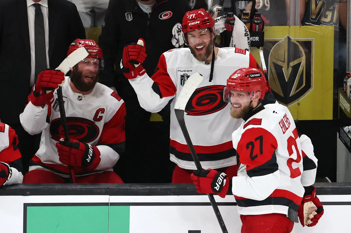 Nikolaj Ehlers fejrer sin scoring til 3-0 mod Vegas Golden Knights i slutningen af tredje periode, da Carolina Hurricanes natten til mandag sikrede sig NHL-titlen.
