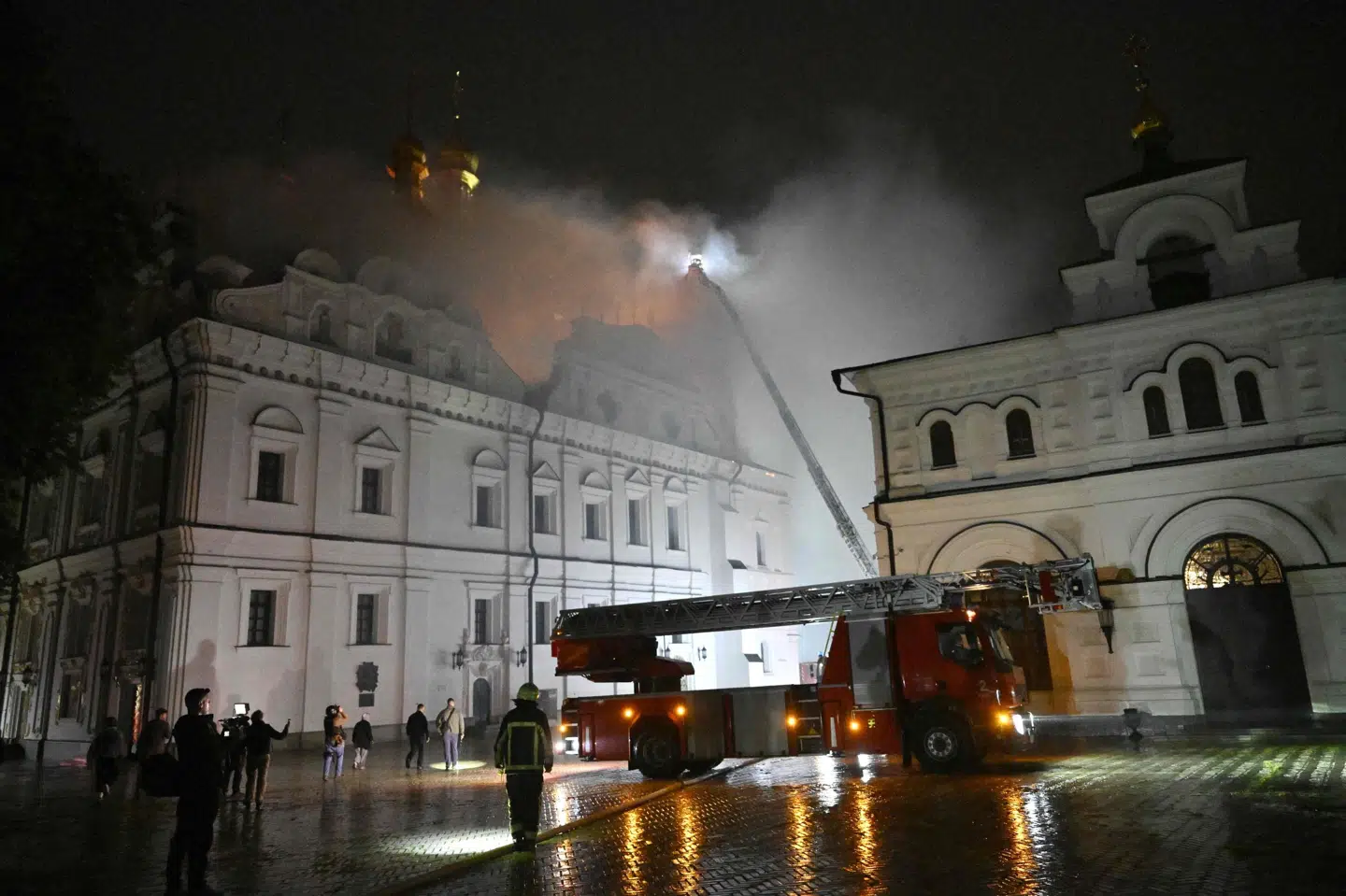 Brandfolk kan ses arbejde på at slukke en brand i katedral i det ortodokse klosterkompleks Petjerska Lavra efter angreb mod den ukrainske hovedstad, Kyiv.