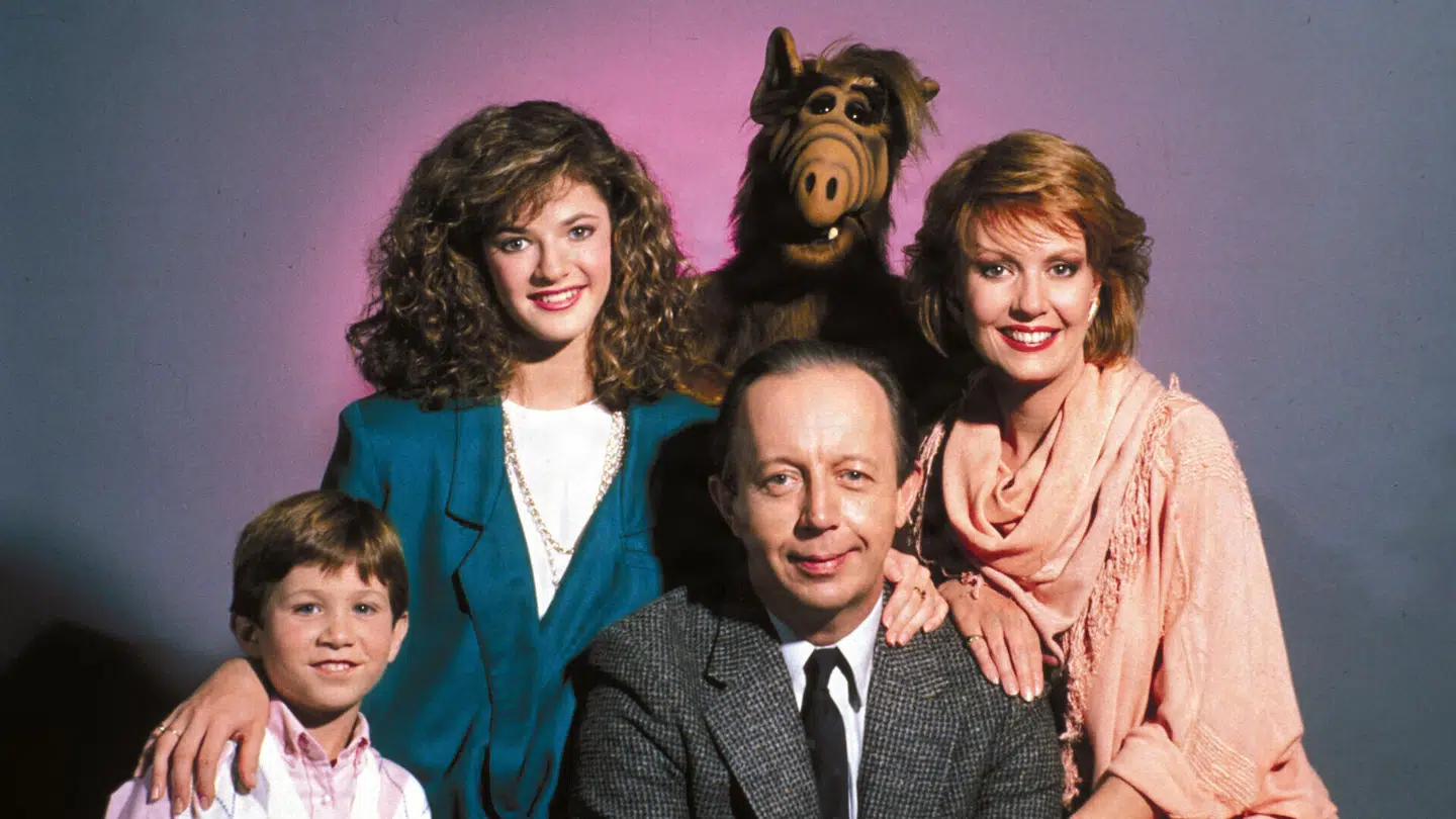 Her ses Anne Schedeen (th.) med de øvrige hovedroller i tv-serien 'Alf' i 1986. I serien lander et væsen fra rummet, Alf, på Jorden og bor hos en amerikansk familie.
