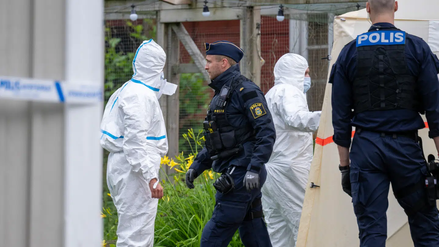 Kriminalteknikere arbejdede intenst på stedet.