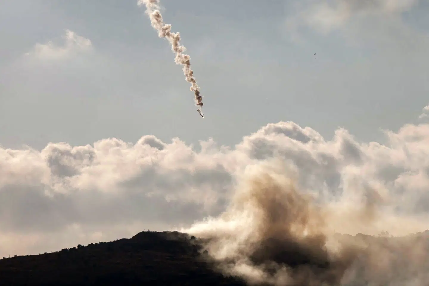 Det er uvist, om Libanon er omfattet af aftalen mellem USA og Iran. Så sent som søndag udførte israelsk militær angreb i det sydlige Libanon, hvor Israel er i konflikt med den Iran-allierede Hizbollah-milits.