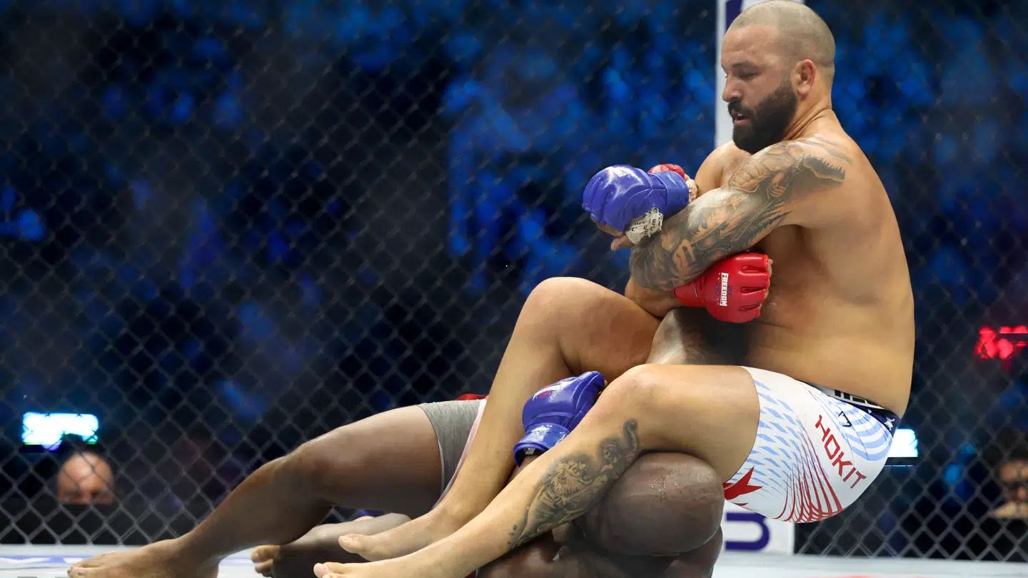 Josh Hokit (øverst) i kamp mod Derrick Lewis Freedom 250-stævnet.