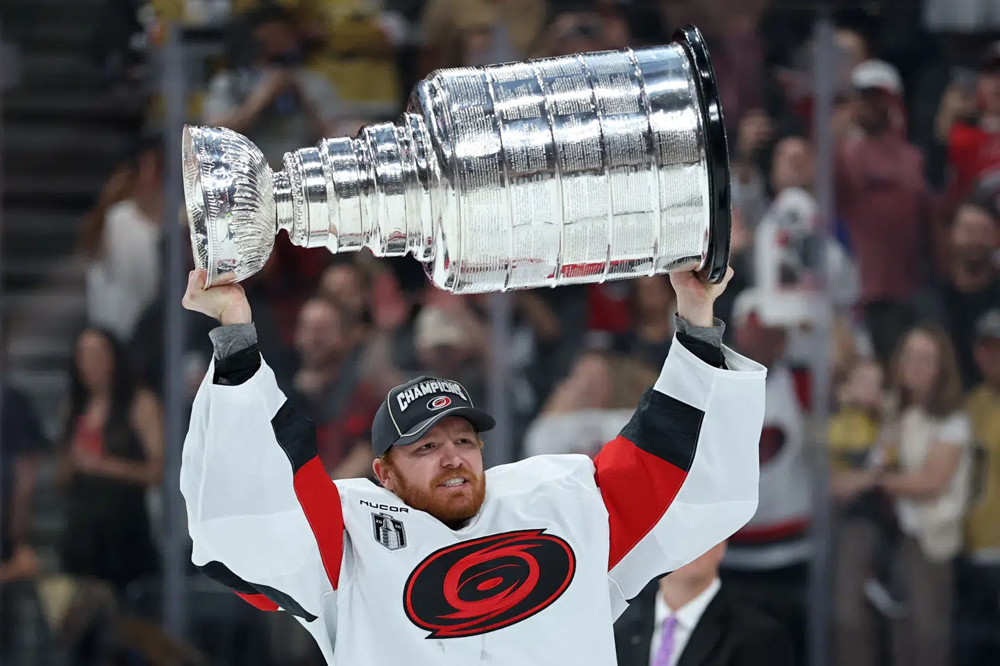 Frederik Andersen fik som den første efter kaptajn Jordan Staal mulighed for at løfte Stanley Cup-trofæet.