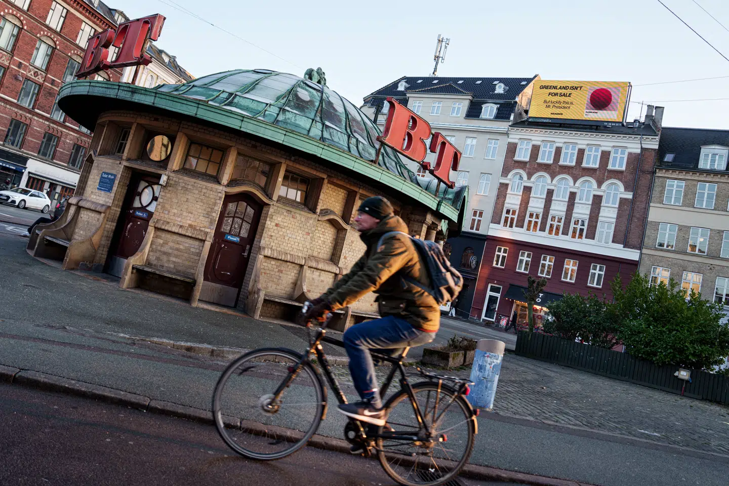 Kær bygning har mange navne. Den gamle sporvognsventesal midt på Trianglen fra begyndelsen af 1900-tallet er kendt som »Bien«, »Suppeterrinen« eller blot »Terrinen«. Den er tegnet af P.V. Jensen-Klint. Ham med Grundtvigskirken.