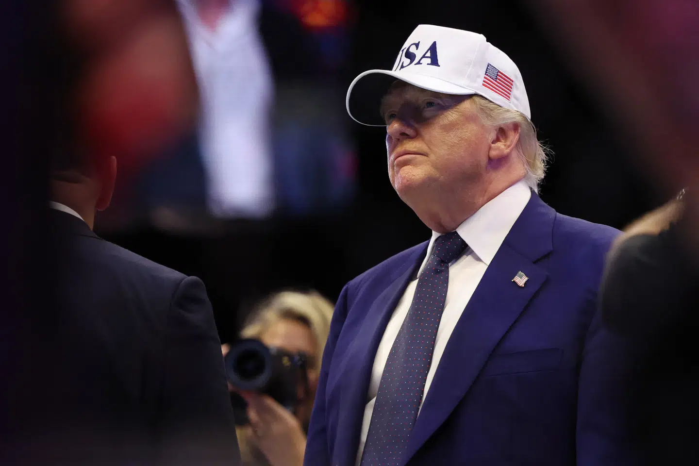Donald Trump kunne på sin 80-års fødselsdag annoncere en aftale med Iran, der åbner Hormuzstrædet for skibstrafik. Det er endnu uvist, hvad konsekvenserne af krigen bliver.