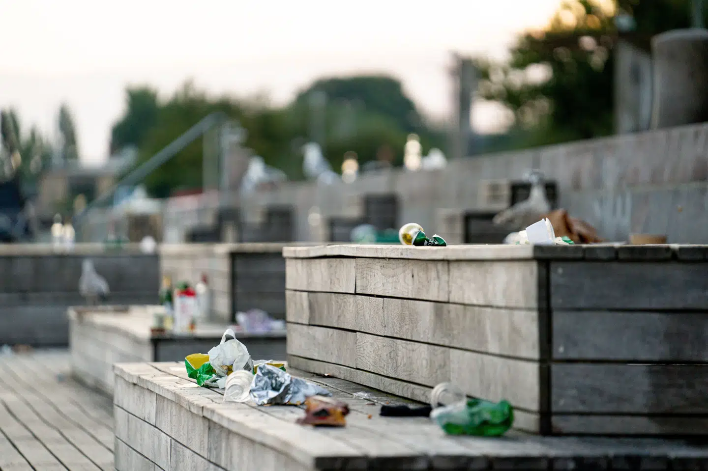Skrald på Islands Brygge i København tidligt fredag morgen den 7. august 2020. Det efterladte affald kan blive en dødsfælde for dyr, advarer Dyrenes Beskyttelse. (Arkivfoto).