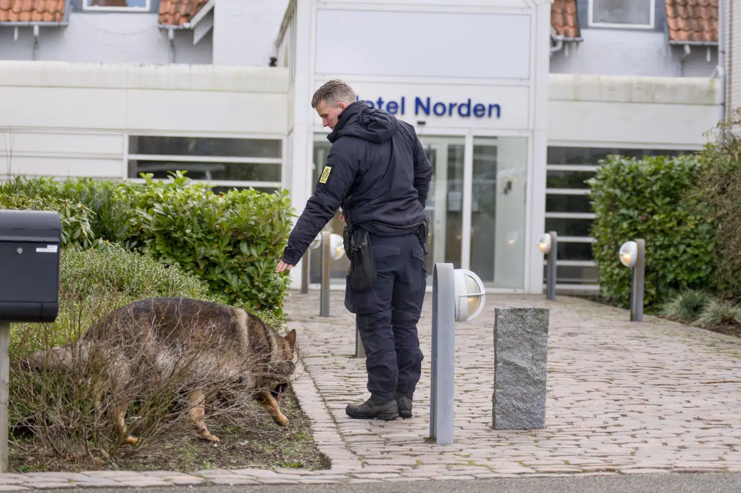 Politiet foretog undersøgelser på og omkring Hotel Norden i Haderslev, hvor den sigtede blev anholdt 9. marts 2026. (Arkivfoto).