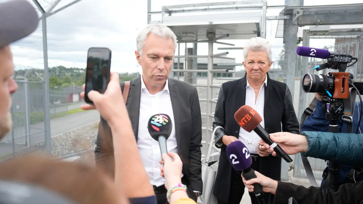 Forsvarsadvokaterne udenfor Ila fængslet i Bælum, da de skulle tale med Marius Borg Høiby om hans dom.
