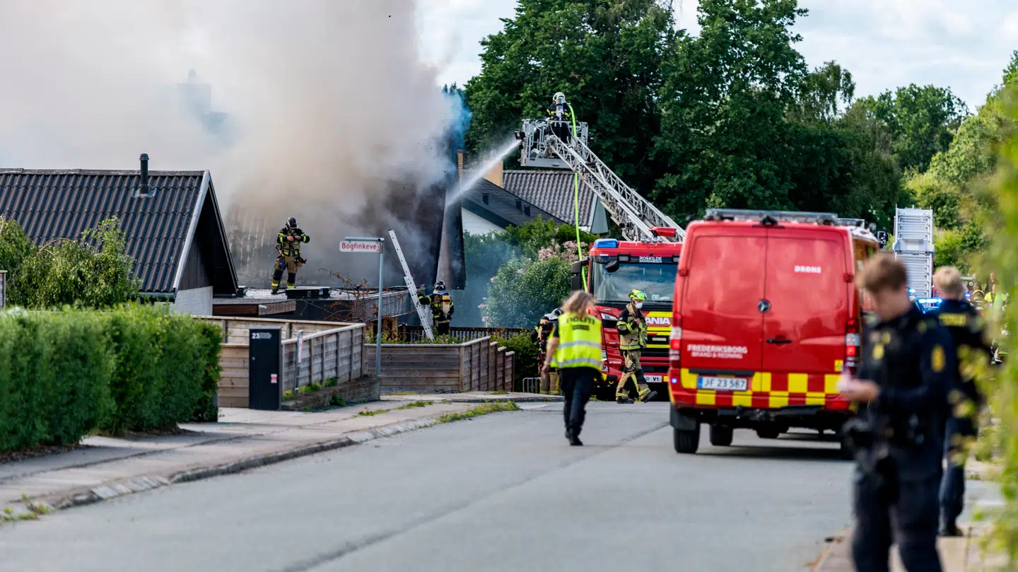 Brand & Redning og politi er til stede ved branden.