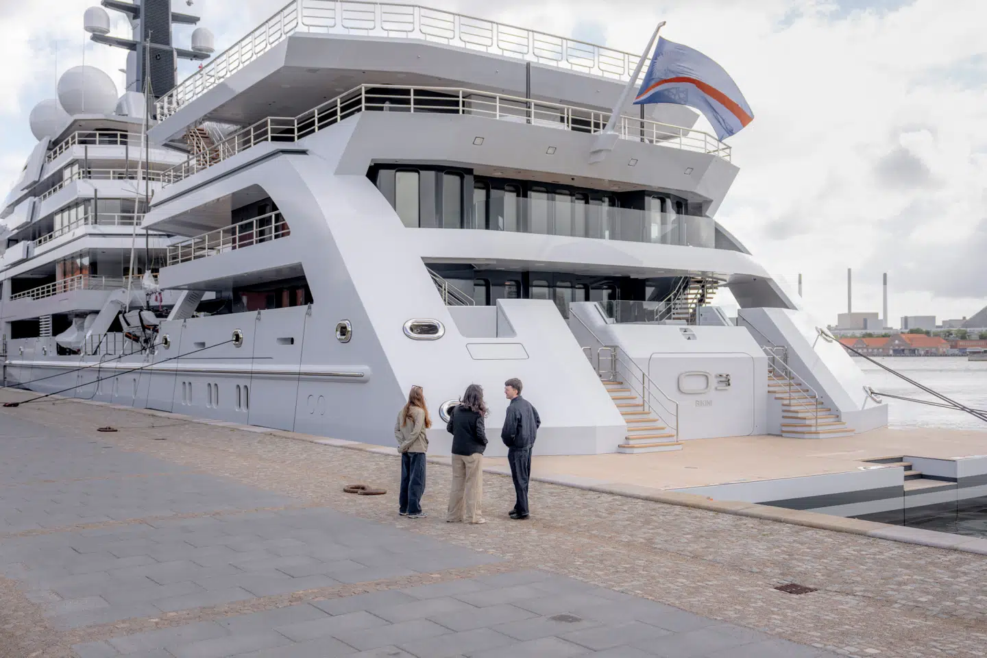 I Københavns havn lige foran Amalienborg ligger en gigantisk yacht med navnet »O3«, som sejler under Marshalløernes flag. Fartøjet er dog ejet af den kontroversielle milliardær Leonard »Len« Blavatnik.