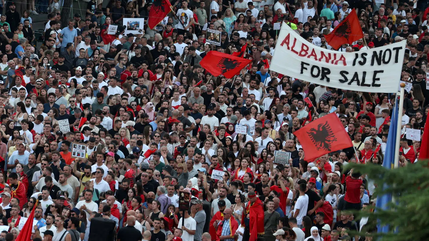 Demonstrationerne er de største i Albanien siden kommunismens fald i 1991.