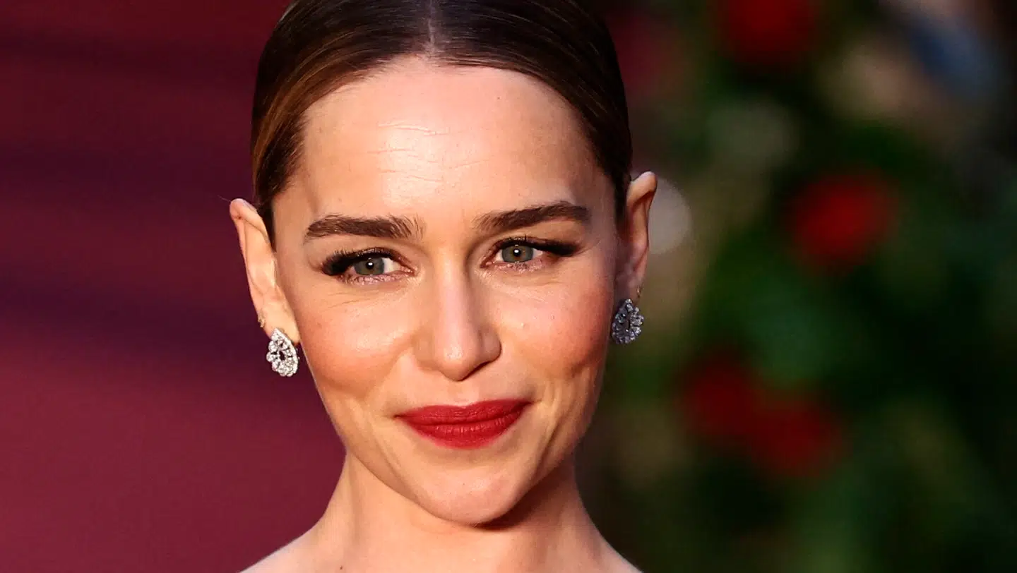 Emilia Clarke afviser nu helt vilde historier, der har floreret om hendes løn under Game of Thrones-indspilningerne.