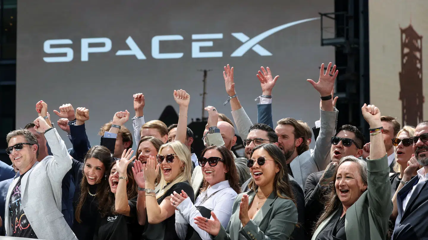 SpaceX lukkede efter sin første handelsdag på børsen med en stigning på 20 procent, hvilket blev fejret af rumfartsselskabets medarbejdere. Mandag fortsætter takterne.