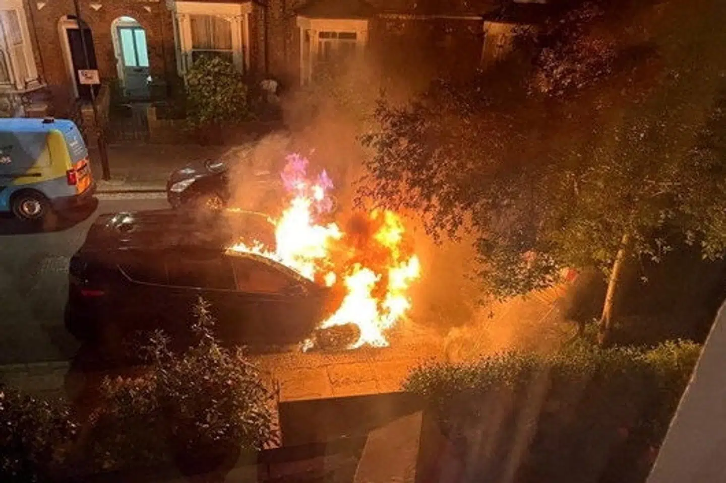 En bil brænder i maj sidste år under en række af brandstiftelser ved ejendomme knyttet til Keir Starmer. (Arkivfoto).