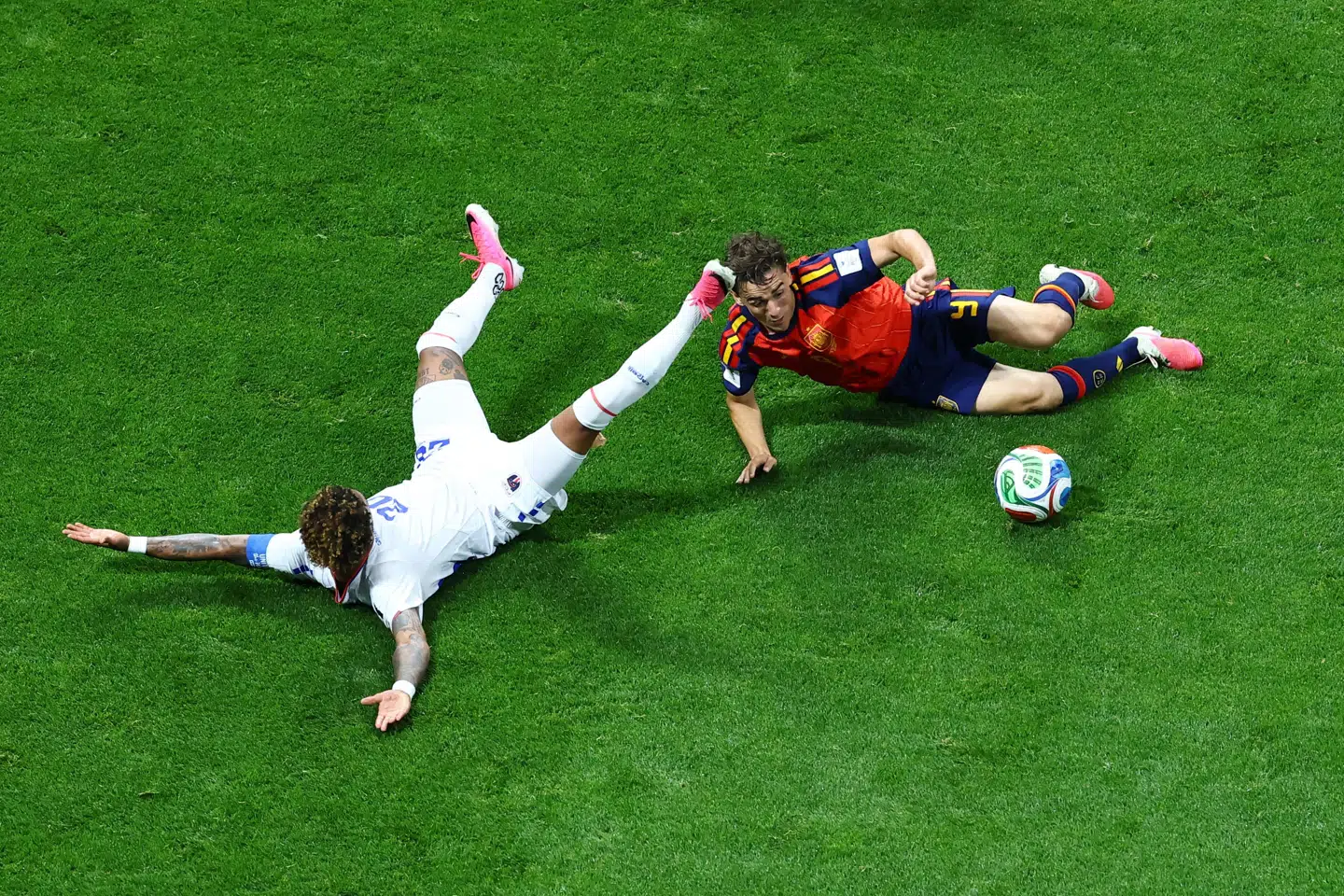 Spanien kæmpede for sejren mod Kap Verde, som skabte en enorm overraskelse i første VM-kamp.
