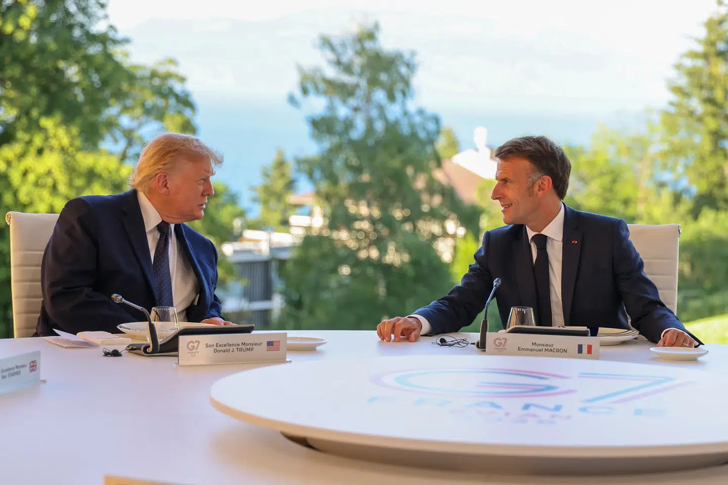 Donald Trump og Emmanuel Macron under en arbejdsmiddag mandag på Hotel Royal i Évian-les-Bains.