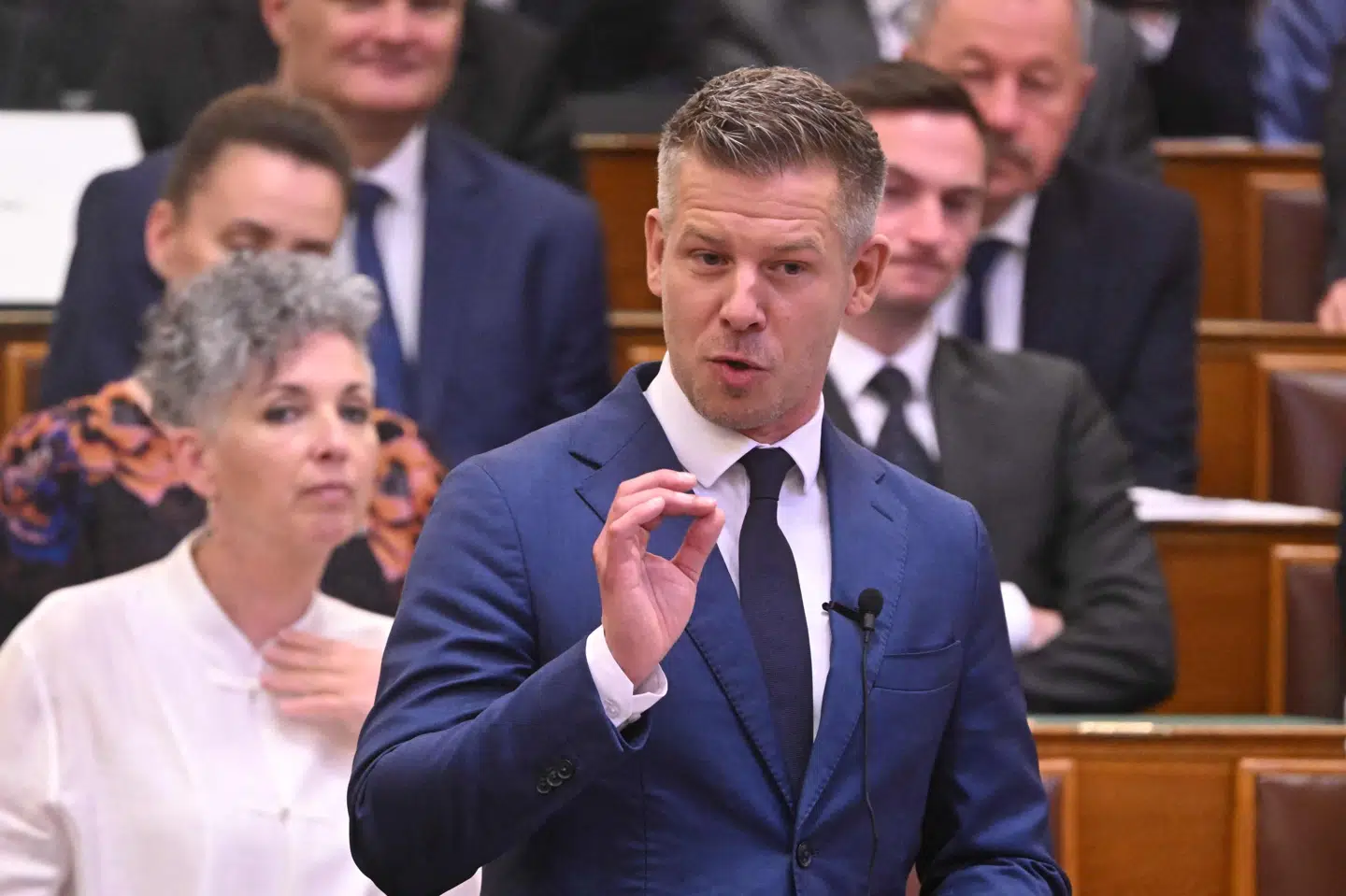 Den ungarske premierminister, Péter Magyar, svarer på spørgsmål fra oppositionen i parlamentsbygningen i Budapest mandag. Her har parlamentet stemt for en forfatningsændring, der forhindrer premierministre i at sidde mere end otte år.