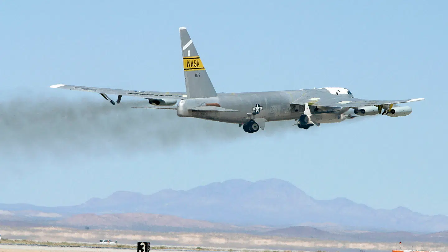B-52-fly letter fra basen Edwards Air Force Base i Californiens ørken Mojave Desert.