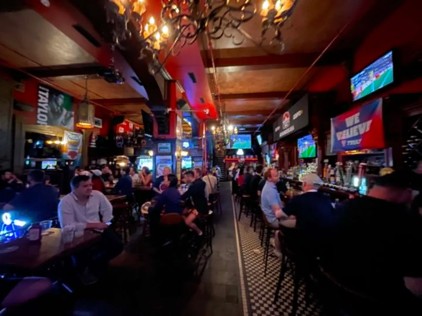 Flere iranske fodboldfans var samlet for at se kampen mod New Zealand på en sportsbar i New York.
