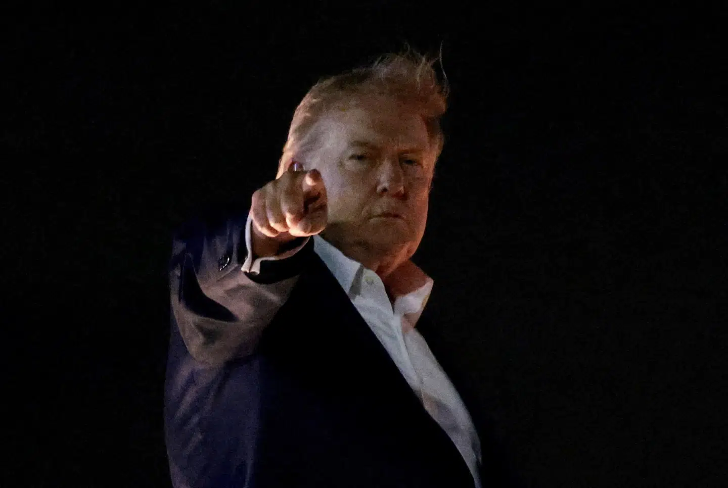 Donald Trump ses her stige ombord på Air Force One den 15. juni.
