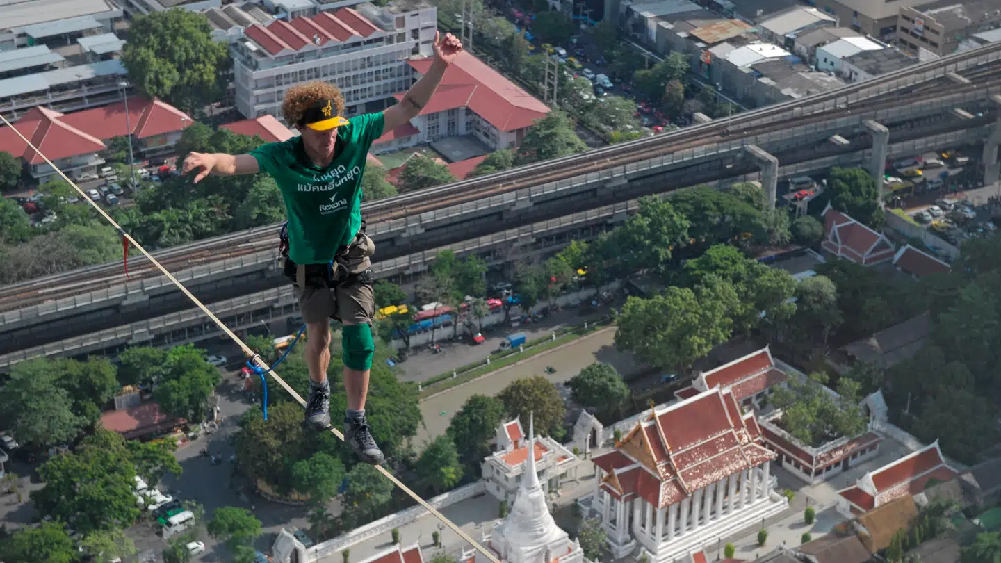 Her ses Andy Lewis, mens han gik fra toppen af en skyskraber til en anden i Bangkok på en slackline i juli 2014.