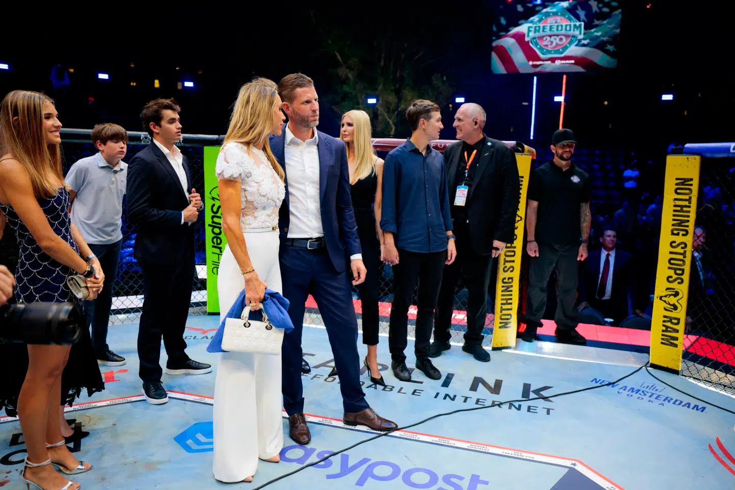 Her ses Eric Trump med hustruen Lara Trump i forbindelse med UFC-stævnet ved Det Hvide Hus.