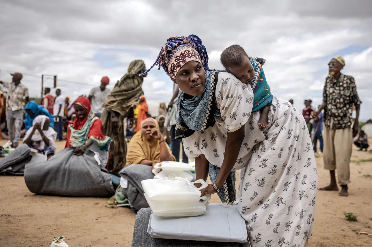En kvinde i Kenya i maj 2024 har forladt sit hjem efter voldsomme oversvømmelser for at hente nødhjælp fra Unicef og Røde Kors i byen Garissa. (Arkivfoto).