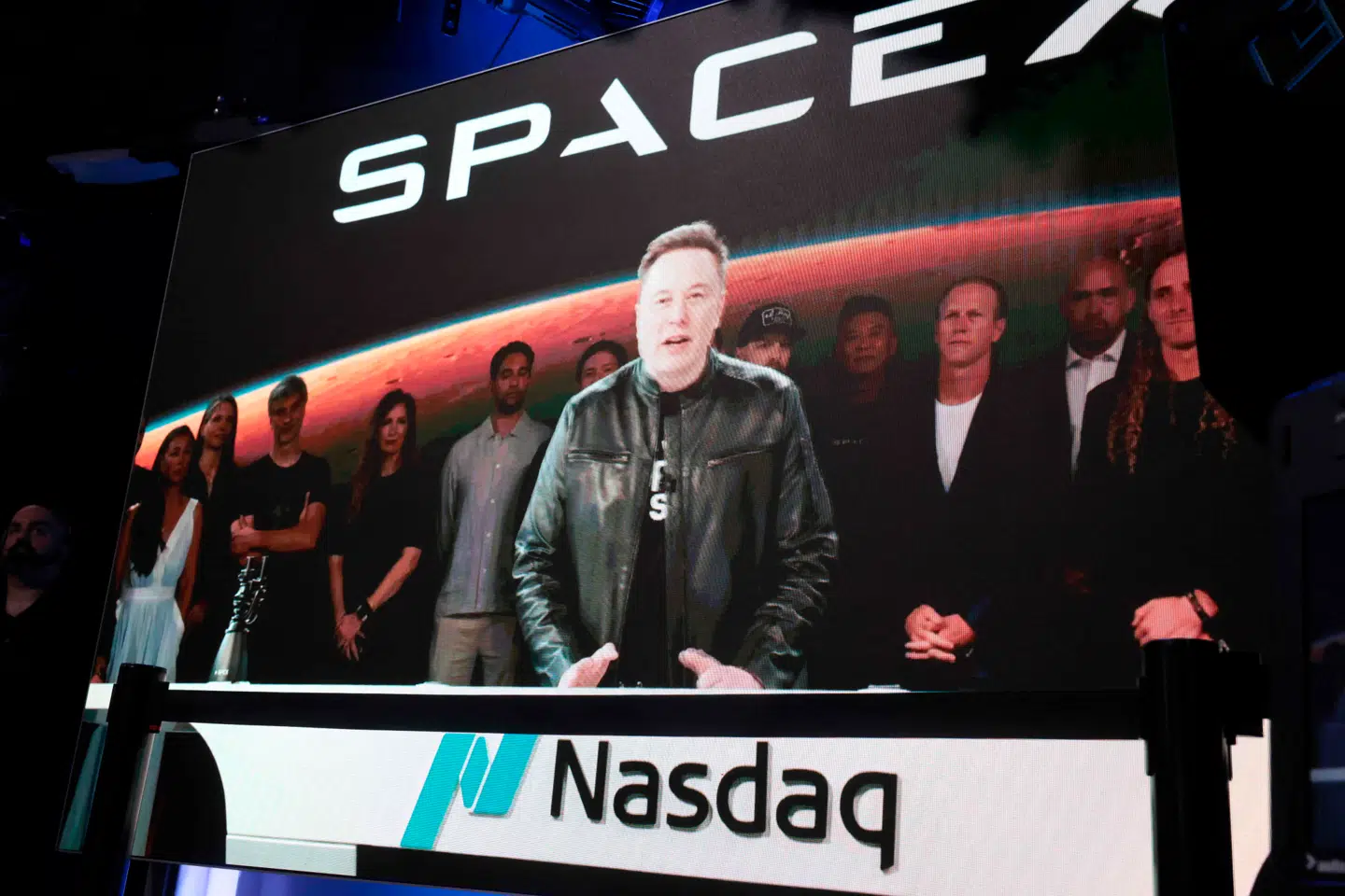 Elon Musk, der er grundlægger af SpaceX, ejer også omtrent 38 procent af selskabet.