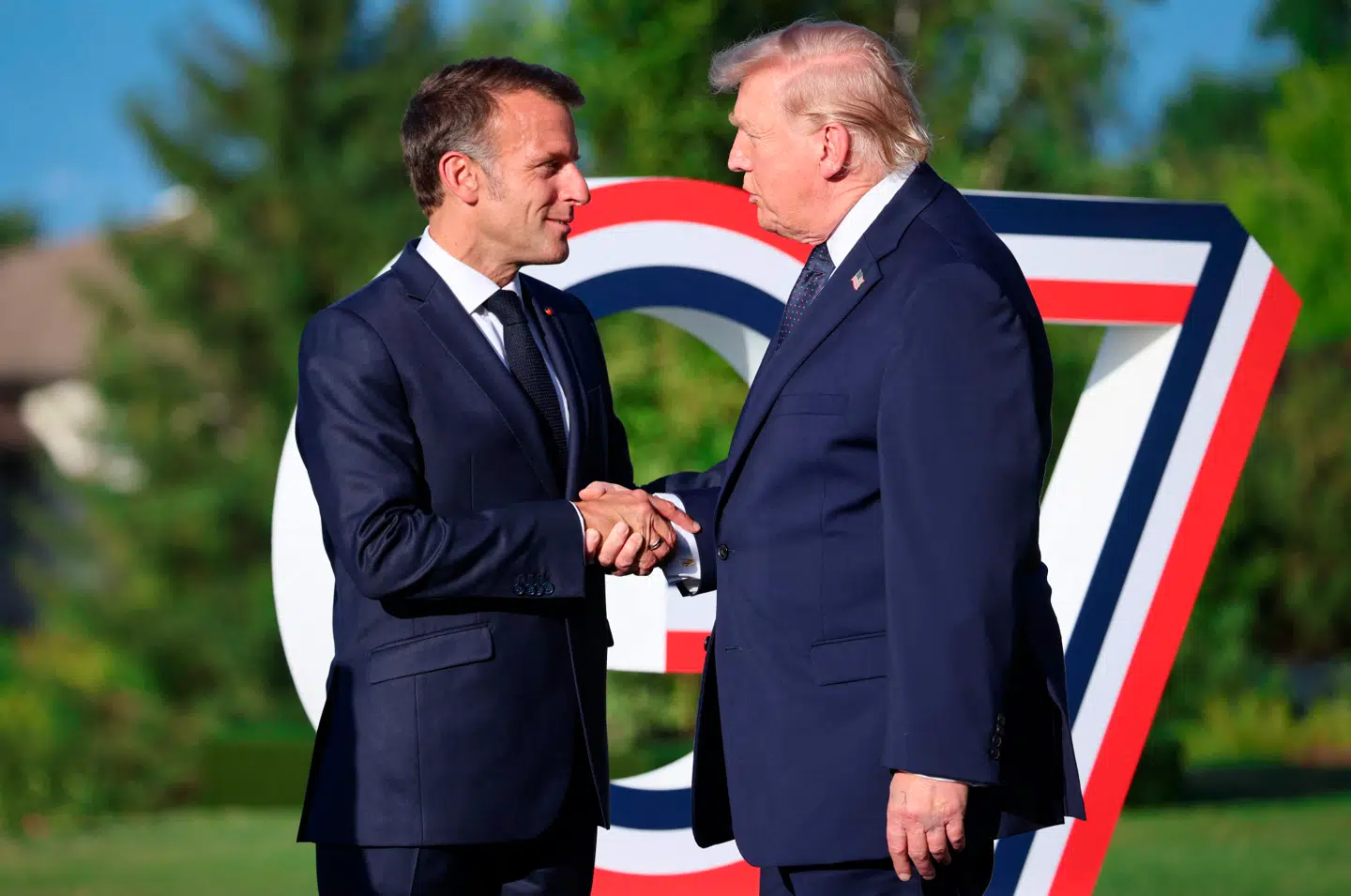 Frankrigs præsident, Emmanuel Macron har rullet den røde løber – og en golfbane – ud for Donald Trump i det østlige Frankrig, hvor G7-topmødet løber af stablen de kommende dage.