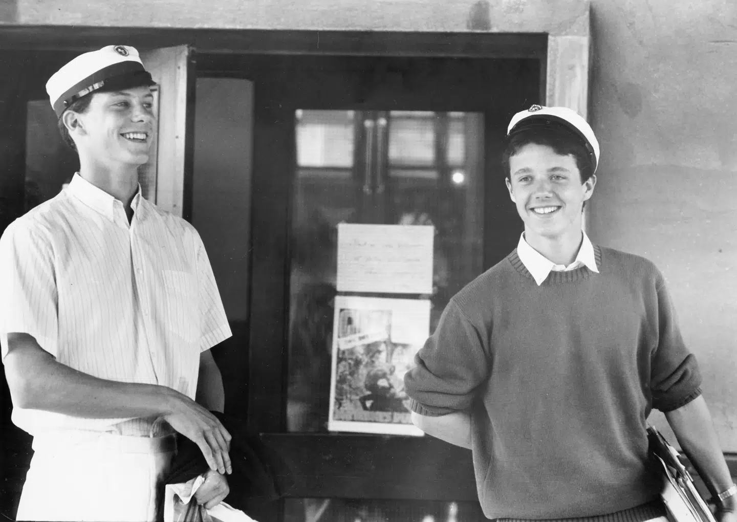 Prins Joachim og kronprins Frederik med studenterhuer i 1986.