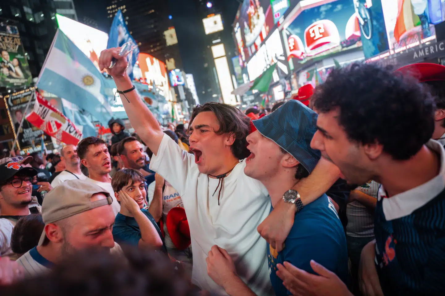 Fans fra Algeriet og Argentina mødtes på Times Square i New York forud for VM-kampen mellem de to lande.