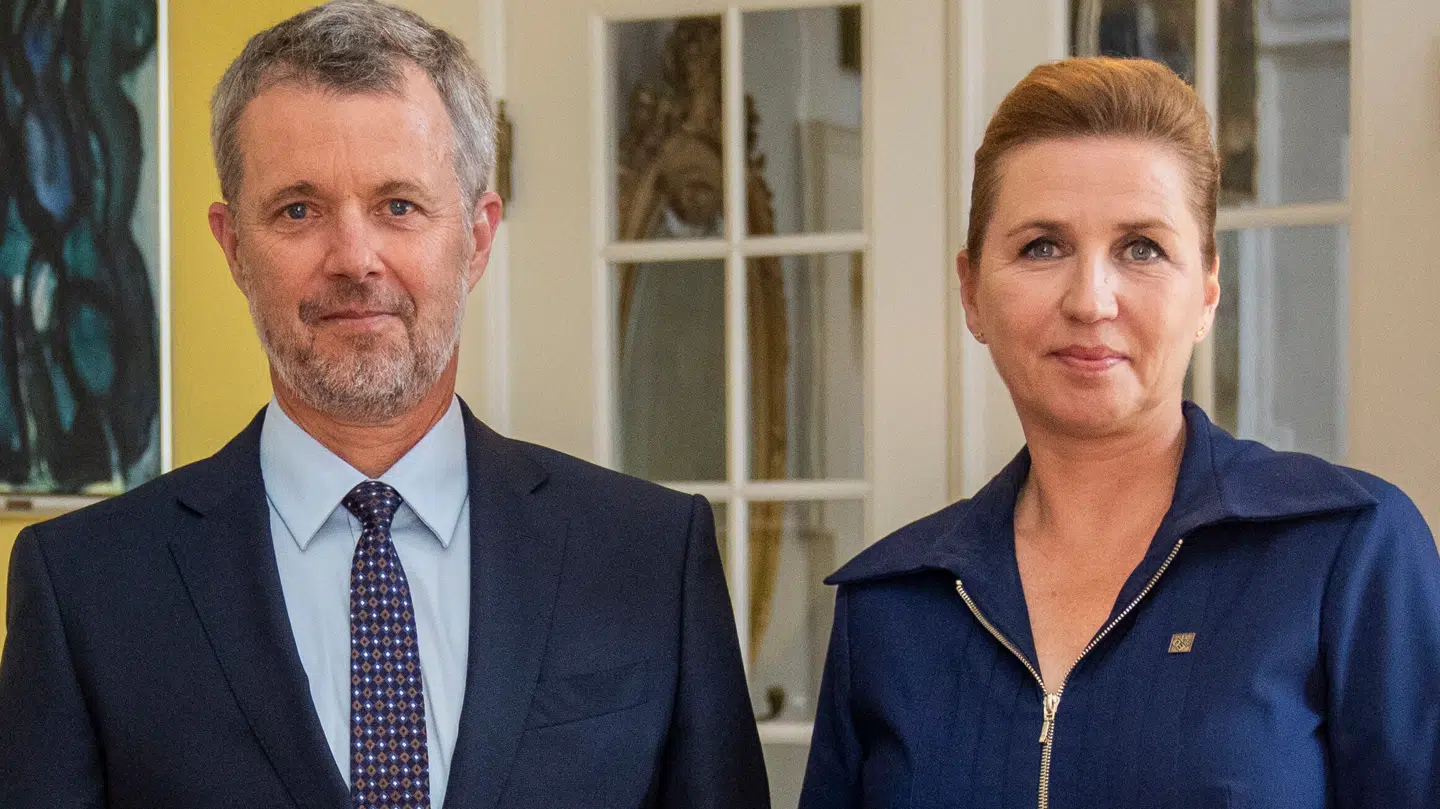 Statsminister Mette Frederiksen er på vej til Kongen.