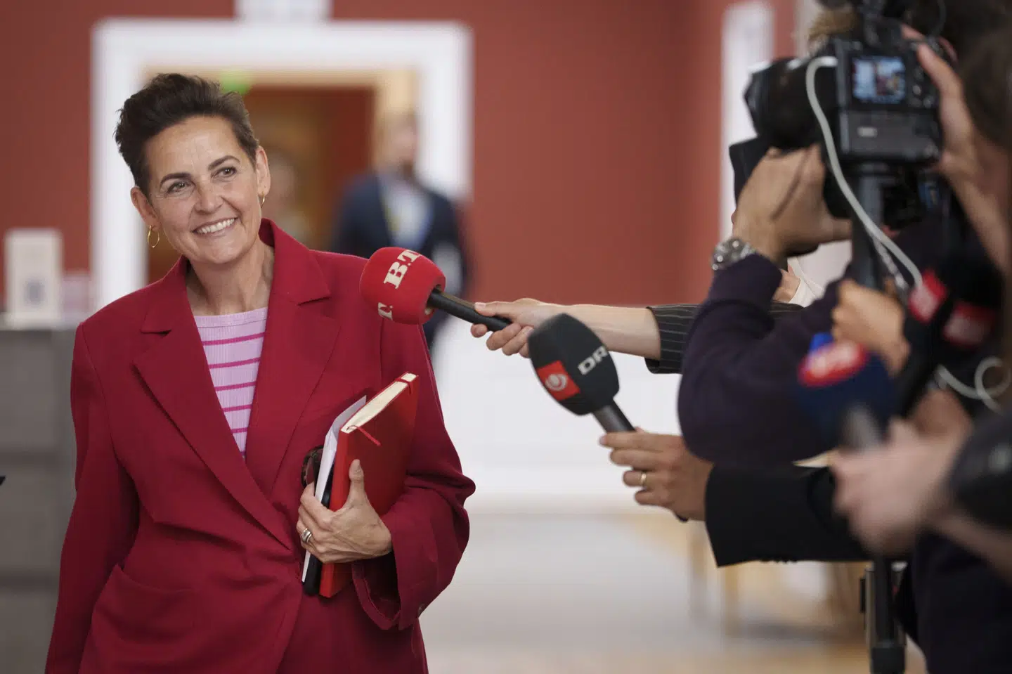 Økonomi- og indenrigsminister Pia Olsen Dyhr (SF) fortryder ansættelsen af Thomas Nystrøm som særlig rådgiver. Det siger hun før et gruppemøde tirsdag på Christiansborg.