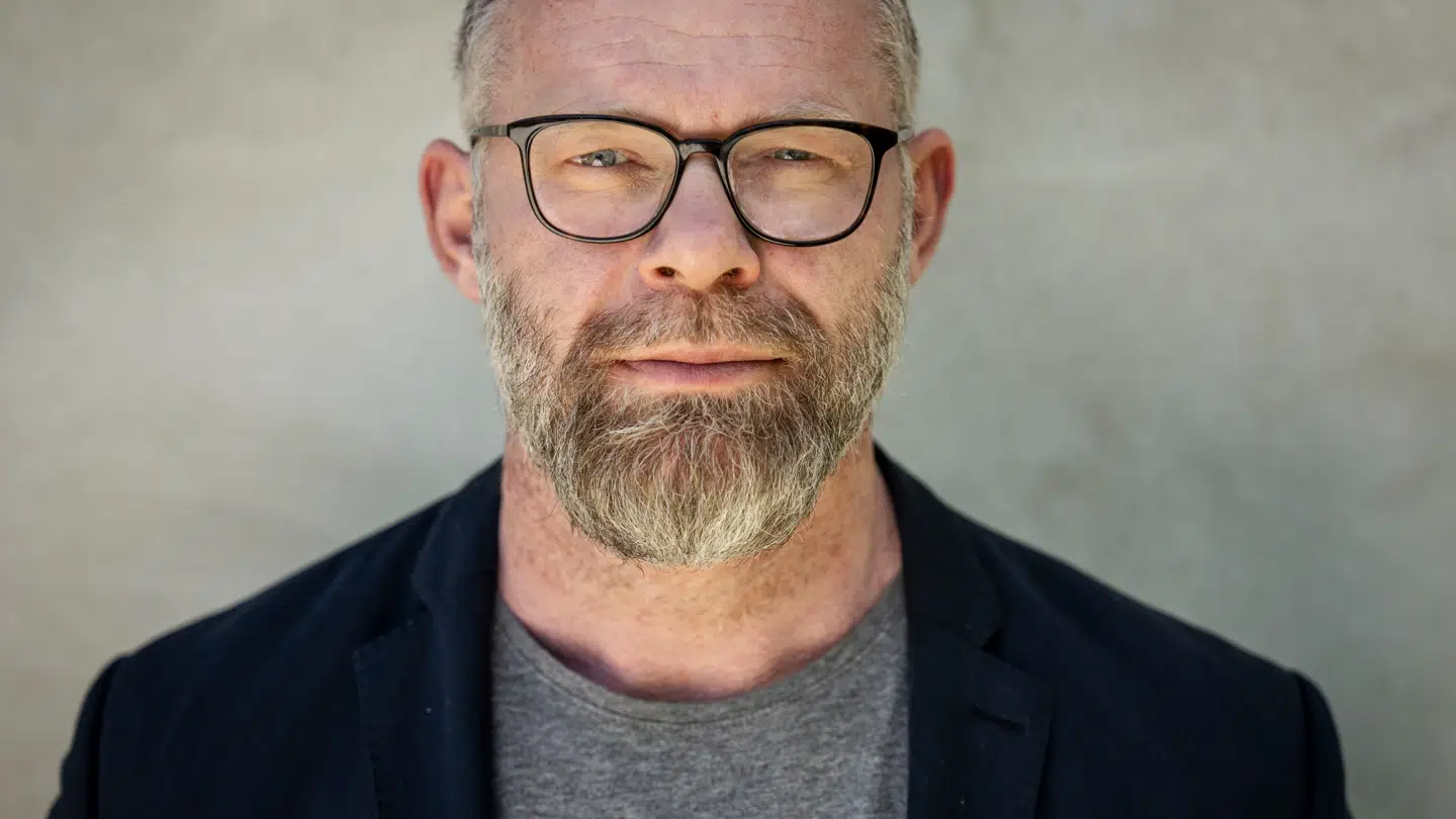 Joachim B. Olsen tager sig til hovedet ovenpå Pia Olsen Dyhrs håndtering.