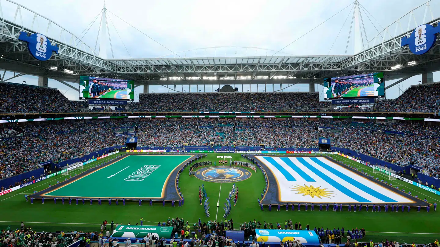 Som det kan ses på billedet bliver både Saudi-Arabiens og Uruguays flag holdt over jorden.