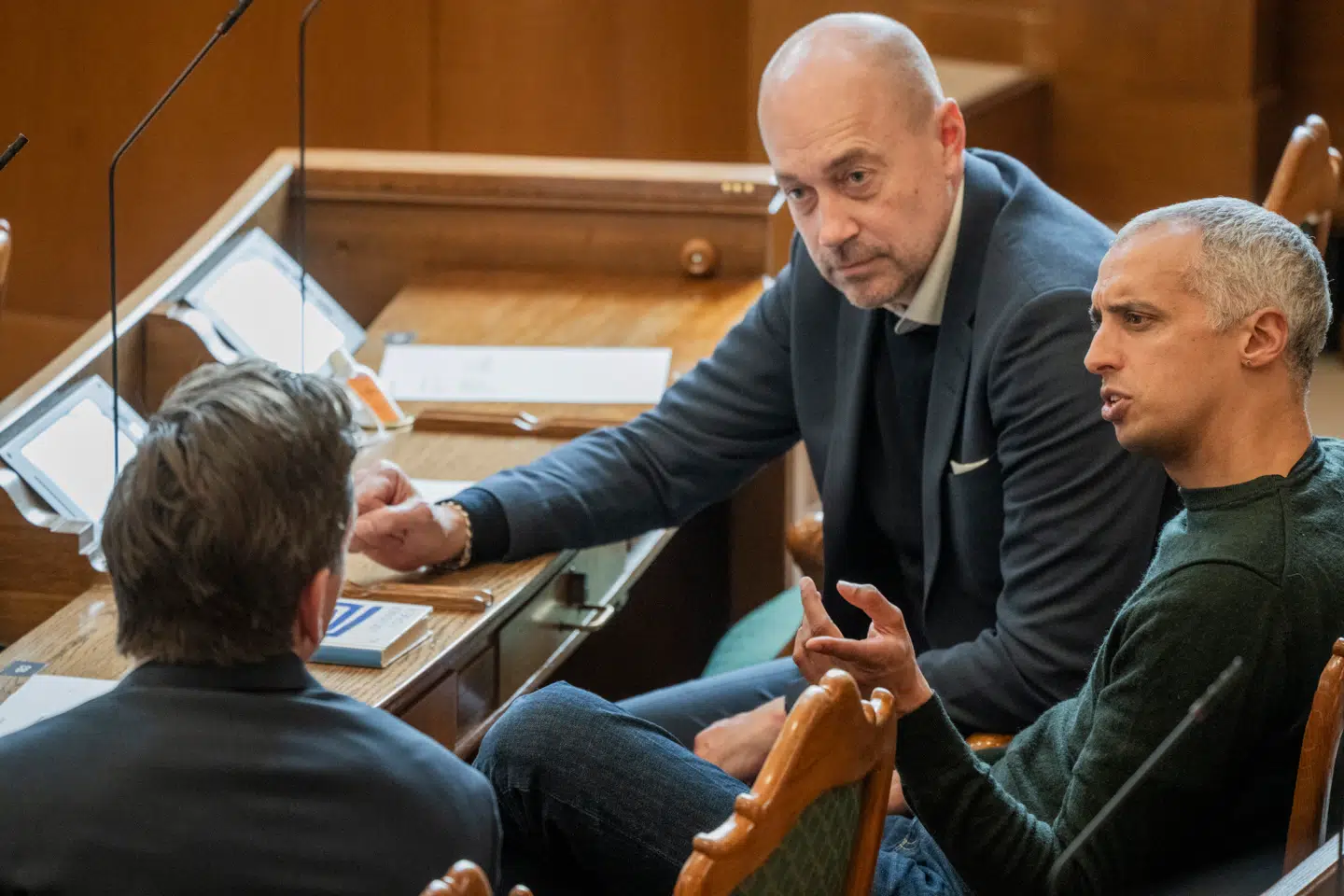 Fagligheden i folkeskolen er dalende, men regeringen gør ikke nok for at løse problemet, skriver Amalie Lyhne i denne leder. Her ses den nye undervisningsminister Magnus Heunicke (S) sammen med den tidligere undervisningsminister Mattias Tesfaye (S) i Folketingssalen.