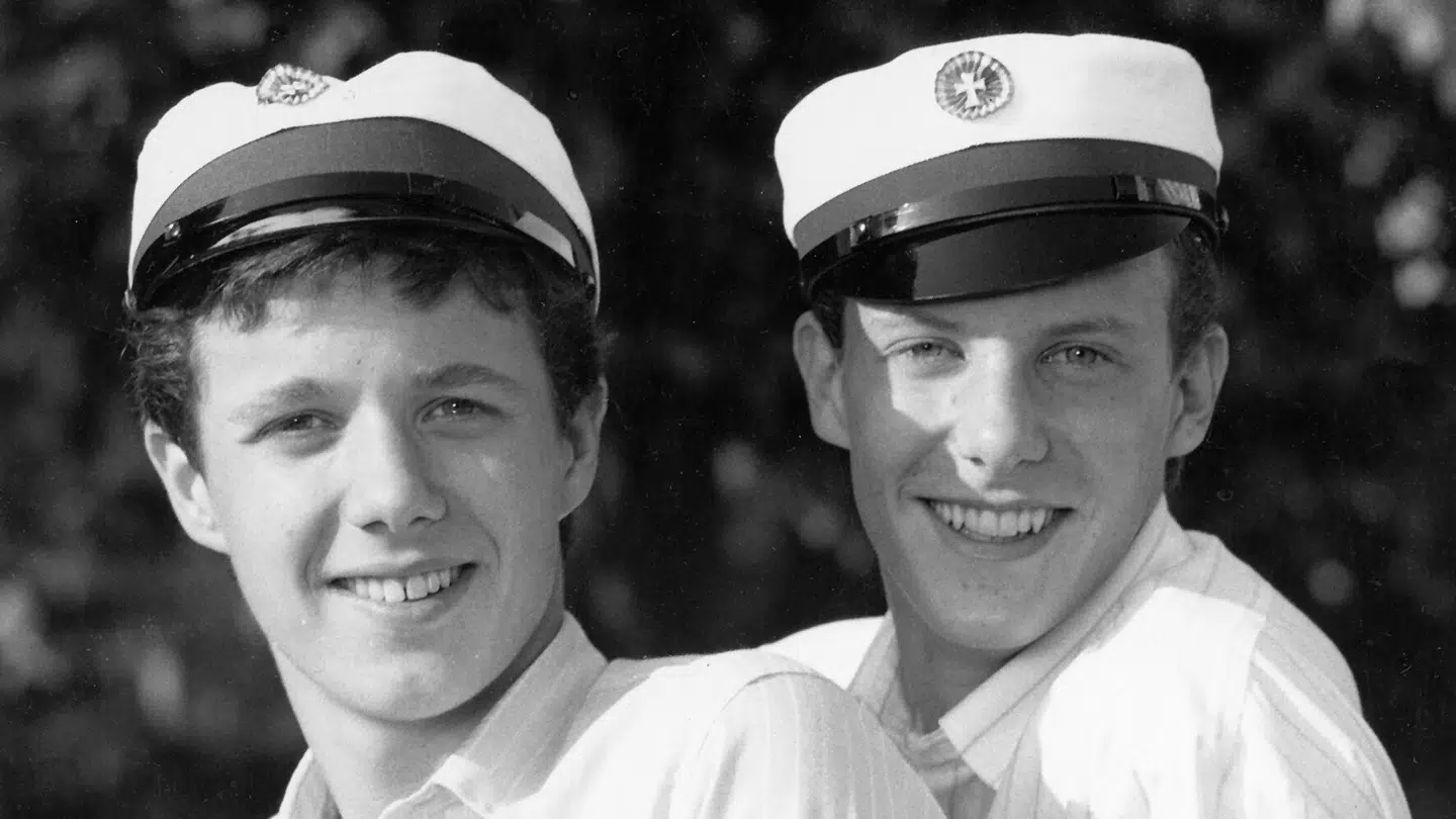 Kronprins Frederik (th.) og prins Joachim med studenterhue.