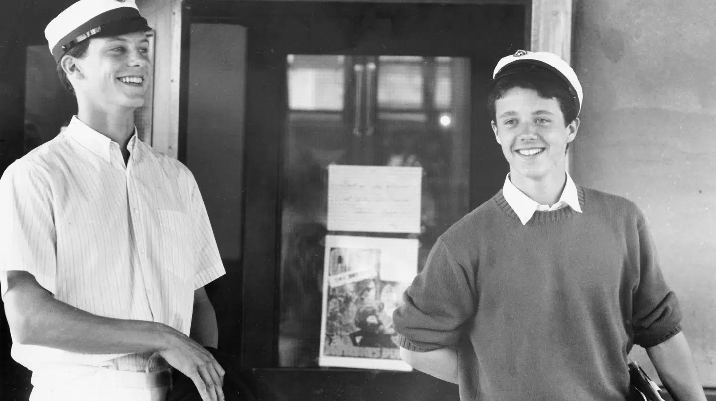 Prins Joachim og kronprins Frederik med studenterhuer i 1986.