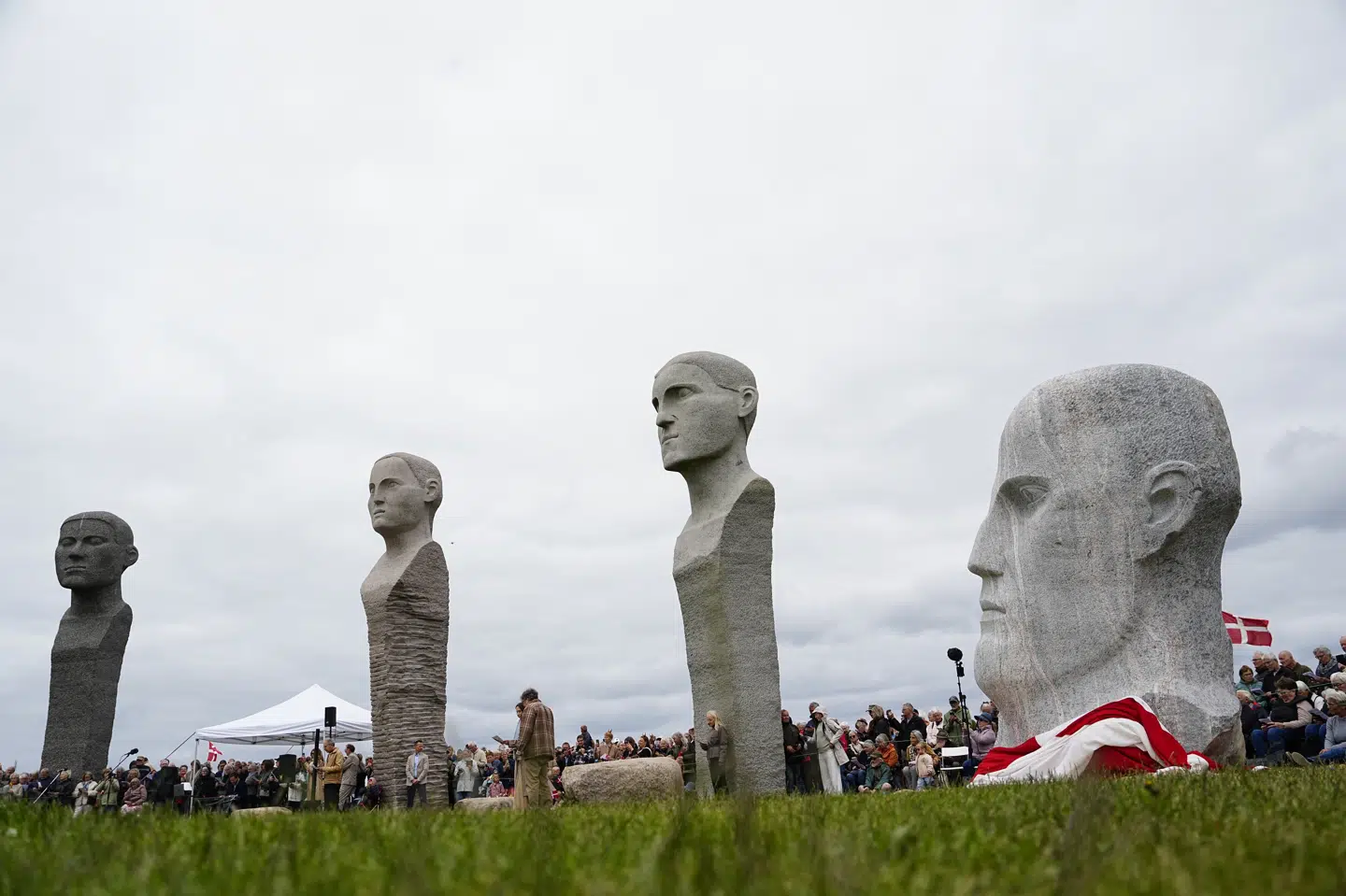 Den tolvte og sidste stenskulptur i værket Dodekalitten er tirsdag blevet afsløret. Dermed fuldendes værket efter 20 år.