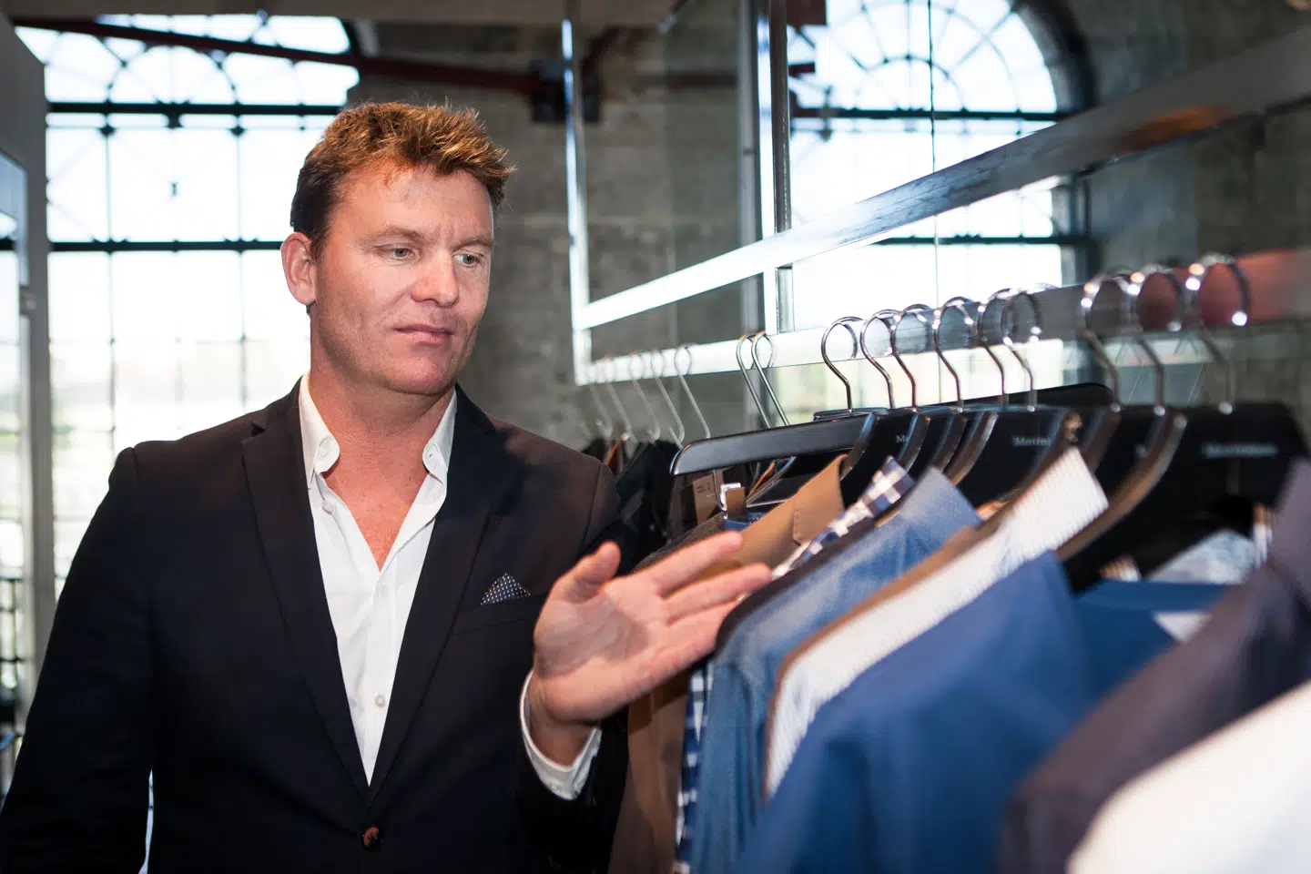 Direktør og stifter af DK Company, Jens Poulsen, ønsker at sætte et aftryk på sin hjemstavn. Derfor vil han opføre et hotel, omdanne boliger og bygge et privatpalæ på sin golfbane i Ikast.