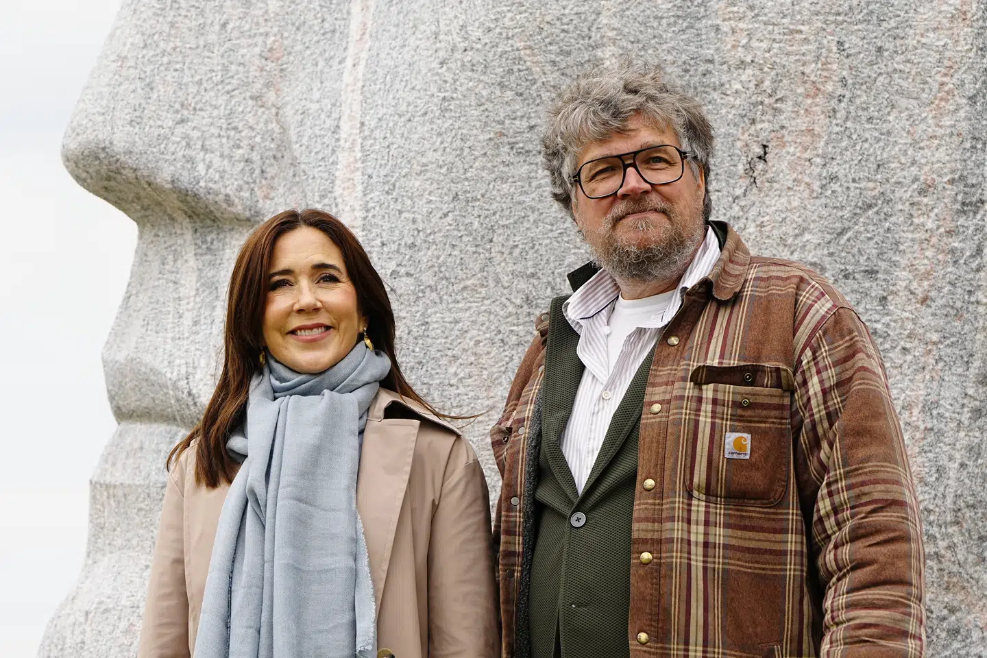 Dronning Mary og stenhugger Thomas Kadziola, der står bag værket "Dodekalitten", tog tirsdag opstilling foran det sidste i rækken af i alt 12 stenskulpturer.