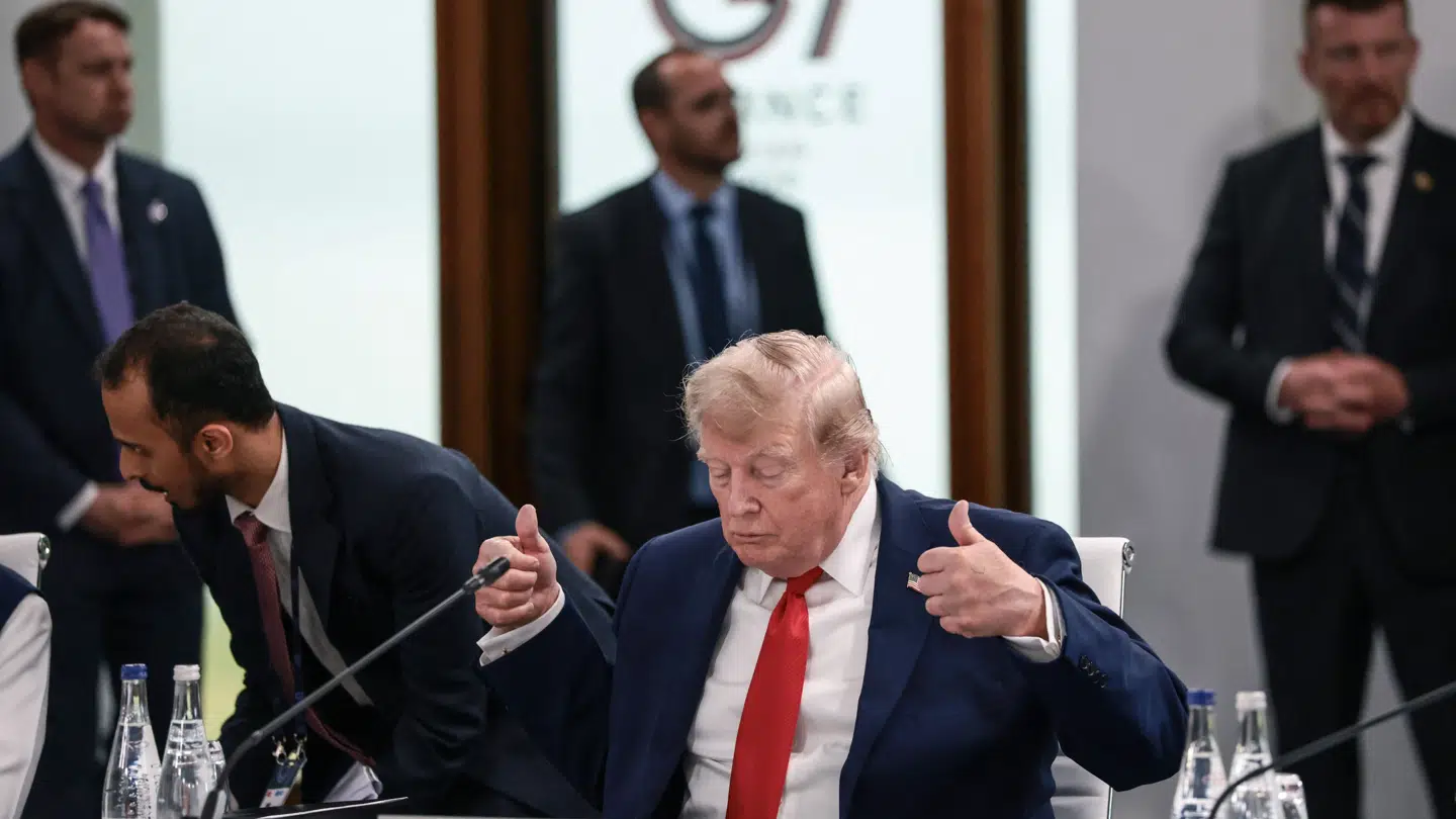 USA's præsident, Donald Trump, giver tommelfingeren op under et arbejdsmøde med G7-landenes ledere og inviterede i Evian-les-Bains i Frankrig den 16. juni.