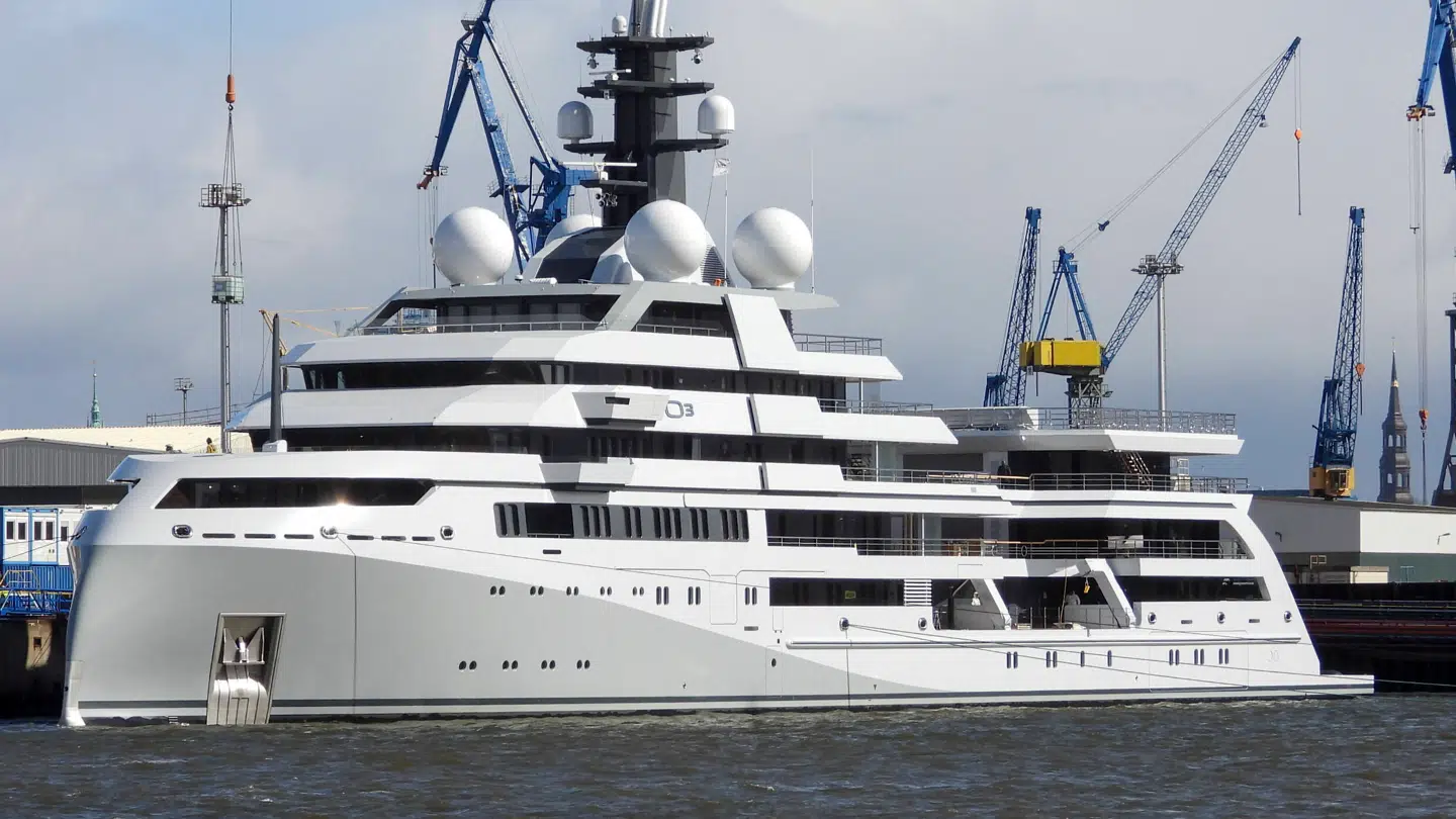 Det er dette monstrum af en yacht, der netop har lagt til kaj i Københavns havn. Det vides dog ikke om ejer af yachten befinder sig i Danmark.