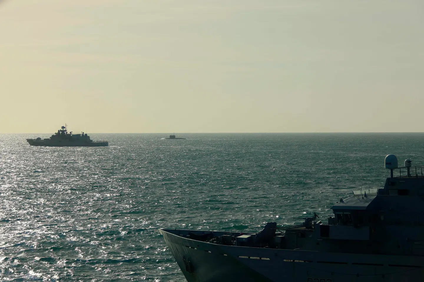 Billedet er offentliggjort af den britiske flåde 9. april i år, men er udateret. På billedet ses til højre det britiske skib HMS Mersey, som forfølger den russiske fredag Admiral Grigorovich som ses helt til venstre i billedet. Ifølge Sky News er det den russiske fregat Admiral Grigorovich, som tirsdag har affyret et varselsskud i Den Engelske Kanal mod en civil yacht.