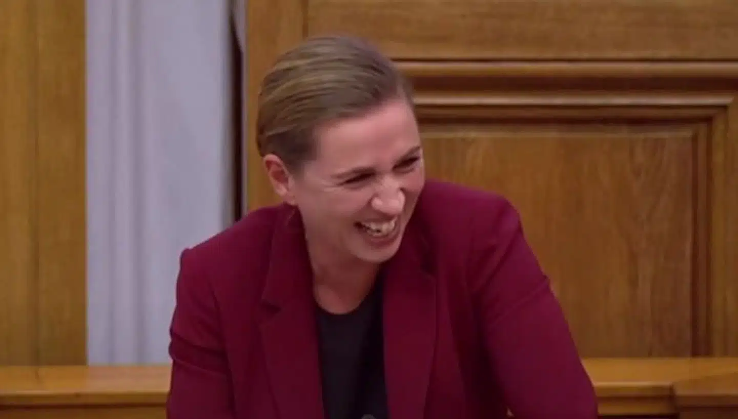 Statsminister Mette Frederiksen får grineflip over kamelen Ali. Foto: Ritzau Scanpix