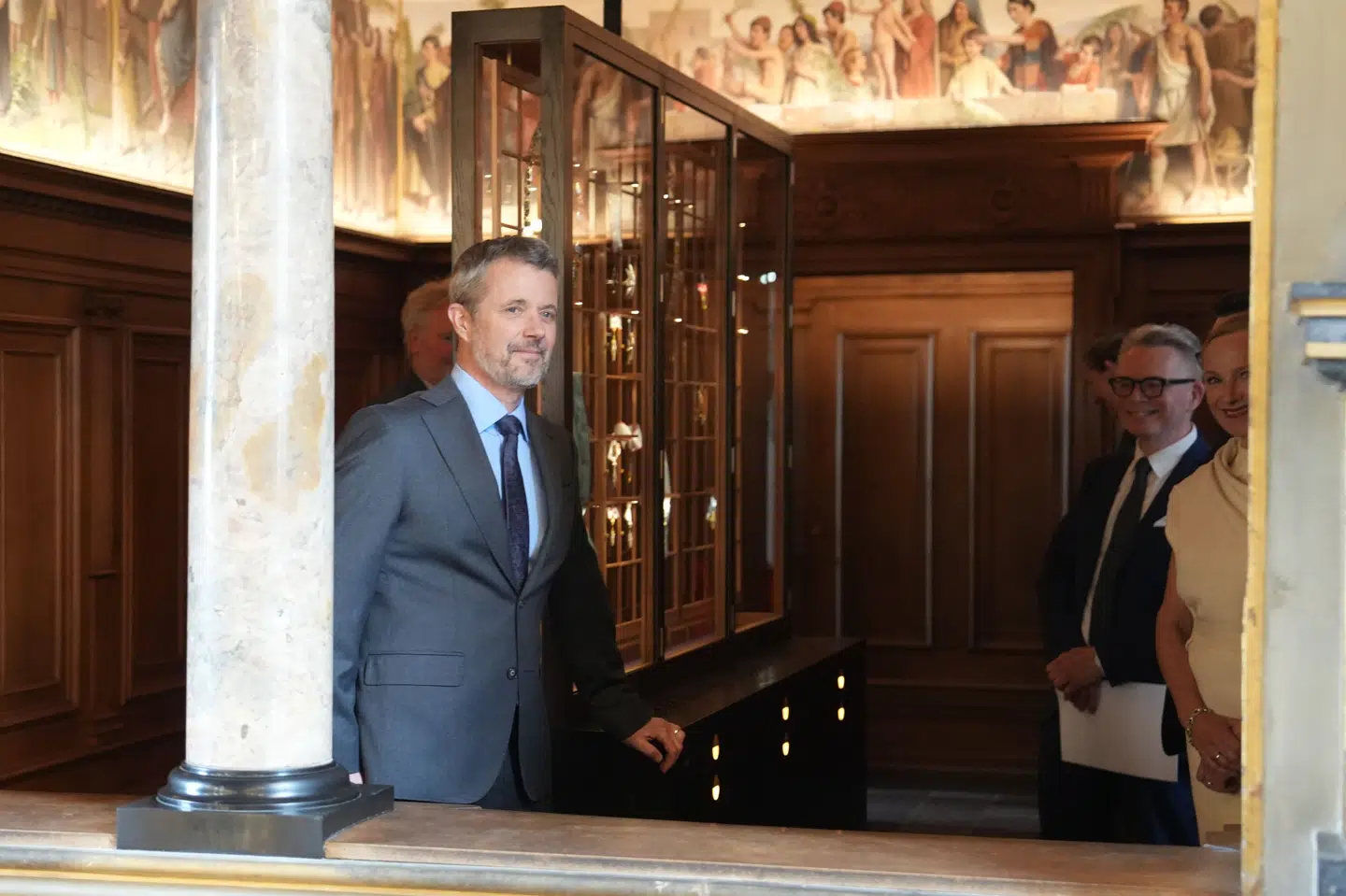 Kong Frederik ses foran montren i Ordenskammeret på Frederiksborg Slot.