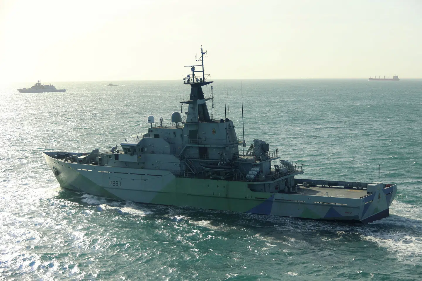 Det britiske patruljefartøj HMS "Mersey" ses følge "Admiral Grigorovitj" og en russisk ubåd på dette billede uden dato videregivet af britiske myndigheder. Netop "Mersey" har fulgt "Admiral Grigorovitj" under den aktuelle gennemsejling. (Arkivifoto).
